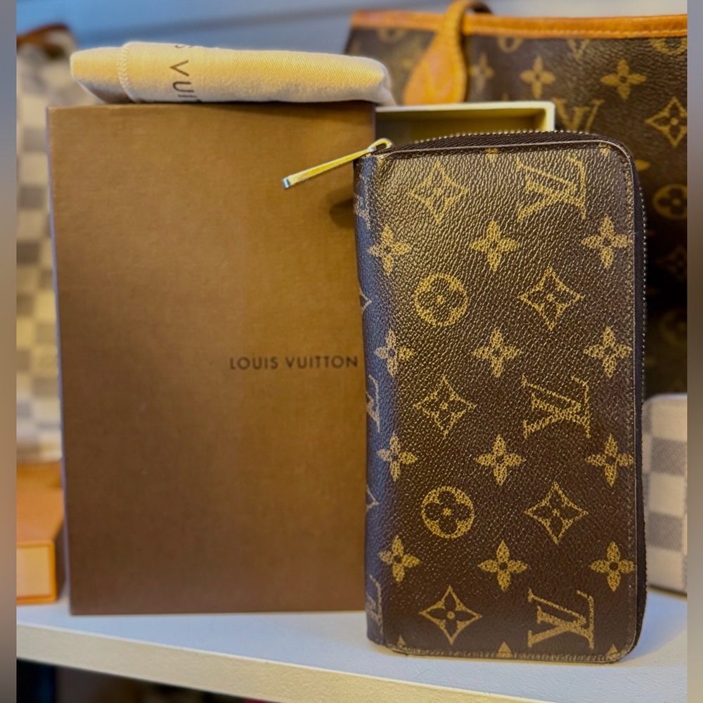 Authentic Louis Vuitton Zippy Monogram Wallet
